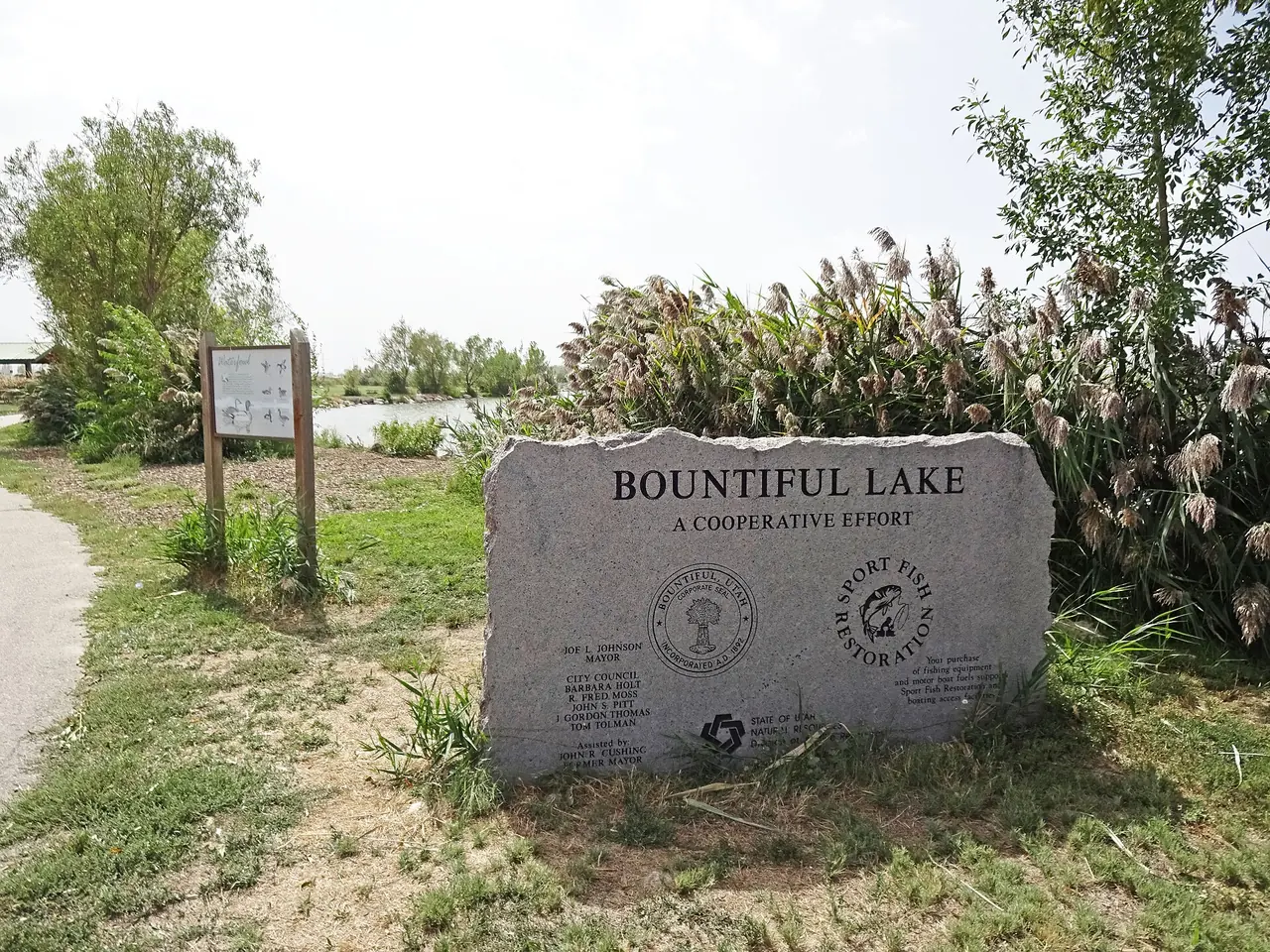The Bountiful Lake sign beside a path at the lake's picnic area