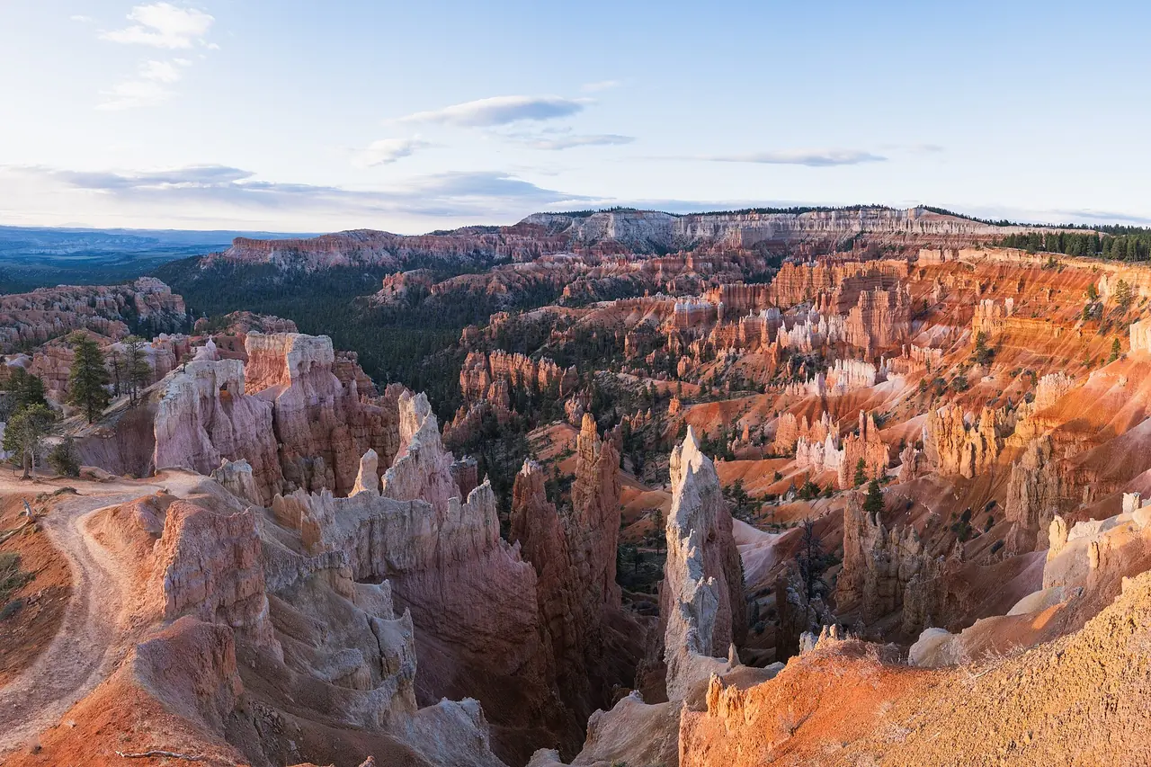 Orange and white hoodoos filling the Bryce Amphitheater, seen from Sunrise Point